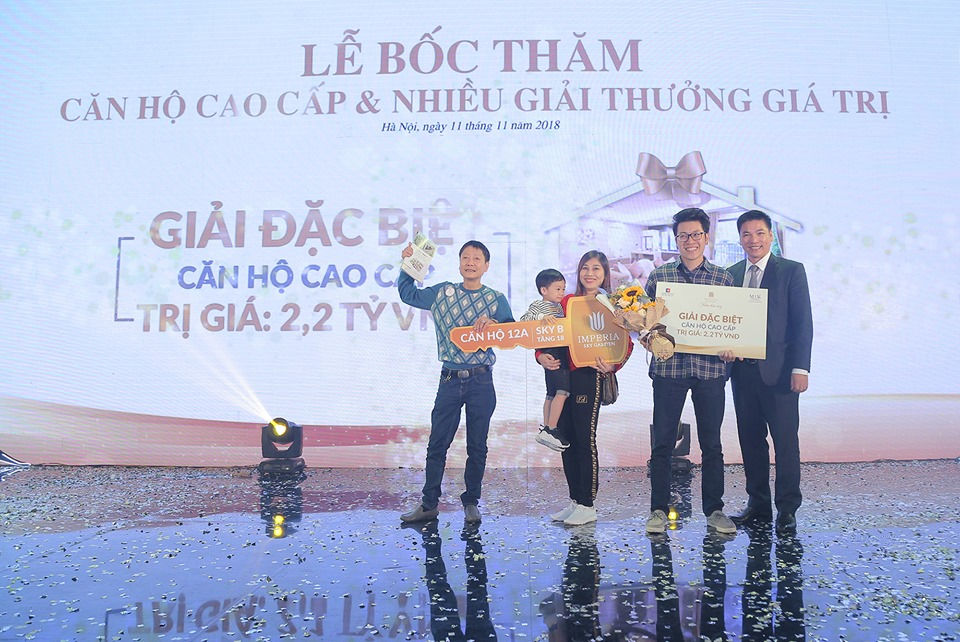 Anh Trần Quang Dũng (phường Phúc Tân, Hoàn Kiếm, Hà Nội) may mắn trúng thưởng 01 căn hộ tại Sky B tầng 12A giá trị hơn 2,2 tỉ đồng.