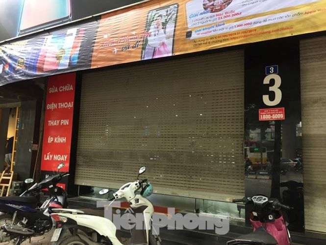 Cửa hàng Nhật Cường Mobile tại số 3 đường Xuân Thủy, quận Cầu Giấy, Hà Nội sáng nay (9/5) đóng cửa. (Ảnh: Nguyễn Hoàn/Báo Tiền phong).