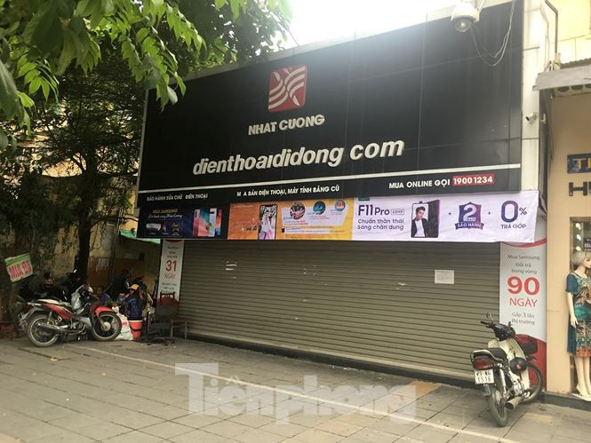 Cửa hàng Nhật Cường Mobile tại số 12 Láng Hạ, quận Ba Đình, Hà Nội sáng nay (9/5) đóng cửa. (Ảnh: Lê Dương/Báo Tiền phong).