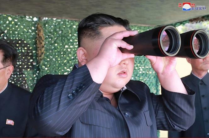 Chủ tịch Kim Jong-un giám sát vụ thử một loại vũ khí được cho là tên lửa tầm ngắn tại Kusong, tỉnh Bắc Pyongan, miền Tây Bắc Triều Tiên ngày 9/5/2019. Ảnh: YONHAP/TTXVN