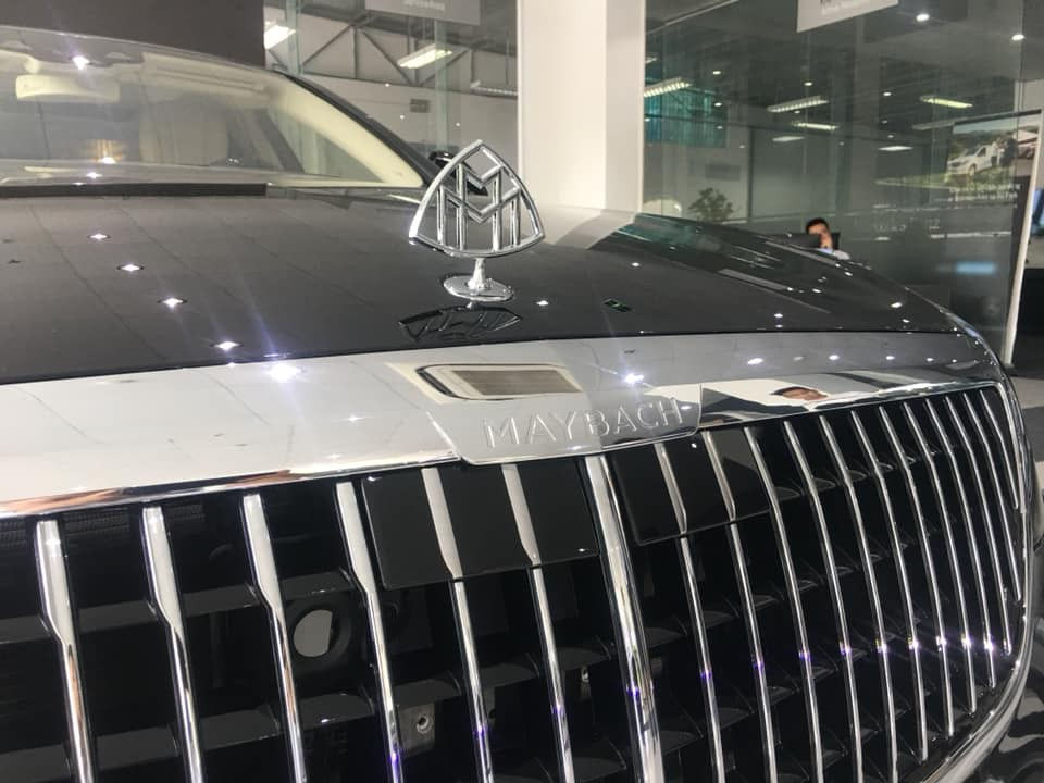 Lưới tản nhiệt mới của Mercedes-Maybach S650 2019 và phía trên là dòng chữ Maybach cũng như logo đã độ lại chữ M kép. Ảnh: Tin xe