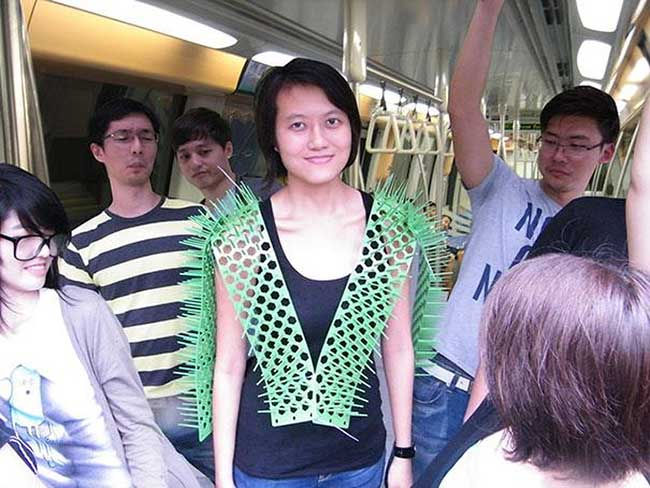  1.Đối với những ngày bạn cảm thấy khó chịu, chiếc áo bảo hộ này giải pháp lý tưởng. Nó được tạo ra ở Singapore.