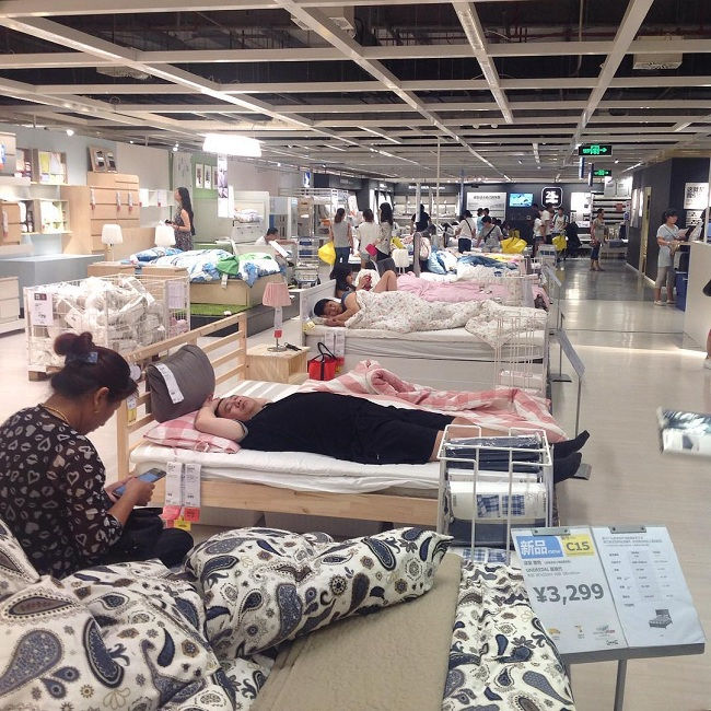 9. Tại cửa hàng IKEA ở Bắc Kinh, Trung Quốc, bạn có thể mua đồ nội thất và ngủ trưa thoải mái. 