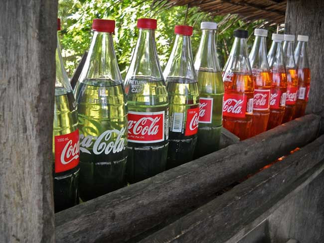  13. Ở Indonesia và Philippines, bạn có thể tìm thấy những quầy hàng nhỏ có bán xăng và khí đốt trong chai coca.