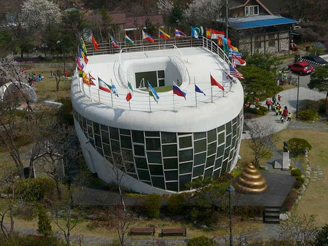  15. Bảo tàng nhà vệ sinh Mr ở Suwon, Hàn Quốc, cho thấy tầm quan trọng của nhà vệ sinh đối với con người, cũng như triết lý nhà vệ sinh của người sáng lập Sim Jae-duck.