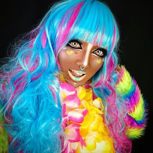 19. Ganguro, theo nghĩa đen có nghĩa là khuôn mặt đen của Hồi giáo, là một xu hướng thời trang nơi các cô gái Nhật Bản bước sang một thái cực mới. 