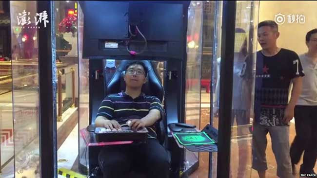  20. Một gian hàng trong trung tâm mua sắm Trung Quốc, nơi các bà vợ có thể bỏ chồng để chơi trò chơi điện tử trong khi họ đi mua sắm.