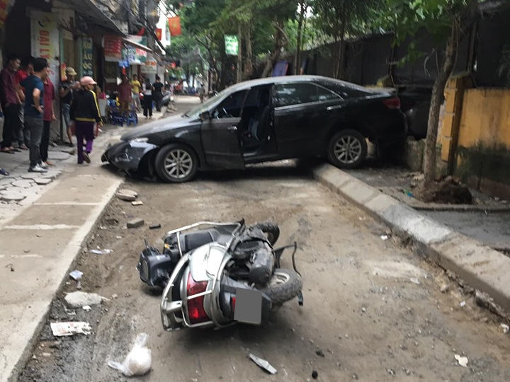   Hiện trường vụ tai nạn thương tâm tại Khương Trung, Hà Nội.   