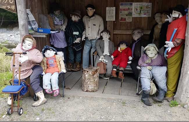  4. Nagoro là một ngôi làng ma xa xôi ở Nhật Bản nơi búp bê được tạo ra bởi một người phụ nữ lớn tuổi tên Ayano Tsukimi, búp bê được thay thế người đã ra đi.