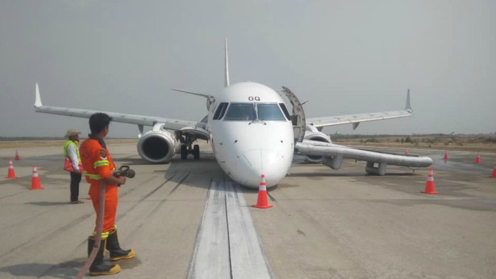 Bị sự cố bánh trước, máy bay Myanmar hạ cánh bằng bụng 
