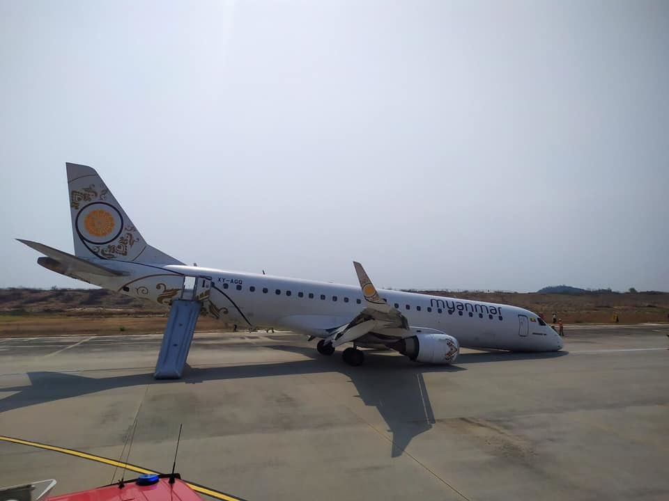 Bị sự cố bánh trước, máy bay Myanmar hạ cánh bằng bụng 