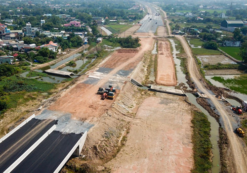 Dự án đường cao tốc Bến Lức-Long Thànhdự kiến thông xe vào cuối năm 2018 nhưng phải lùi tiến độ hoàn thành đến cuối 2020 do vướng mặt bằng.