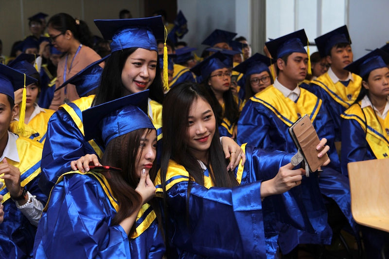 Sinh viên rạng rỡ trong ngày nhận bằng tốt nghiệp.