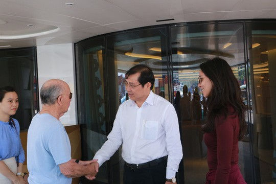  Tỉ phú Joe Lewis trò chuyện cùng ông Huỳnh Đức Thơ, Chủ tịch UBND TP Đà Nẵng. Ảnh: Đạt Khanh