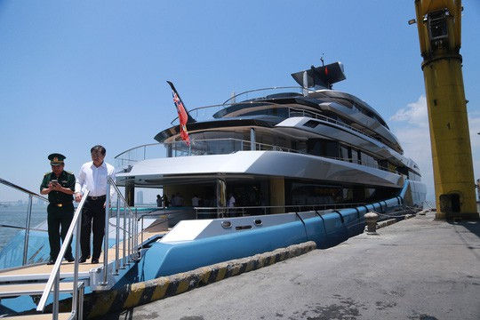  Du thuyền triệu USD của tỉ phú Joe Lewis đang neo đậu tại cảng Tiên Sa Đà Nẵng. Ảnh: Đạt Khanh