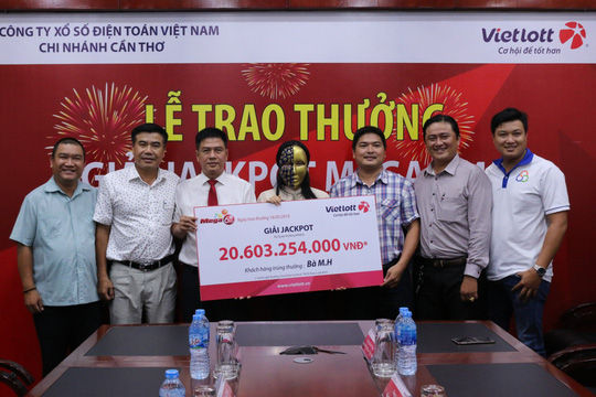  Ngày 15/5, Vietlott trao giải Jackpot Jackpot Mega 6/45 cho bà M.H đến từ Cần Thơ.