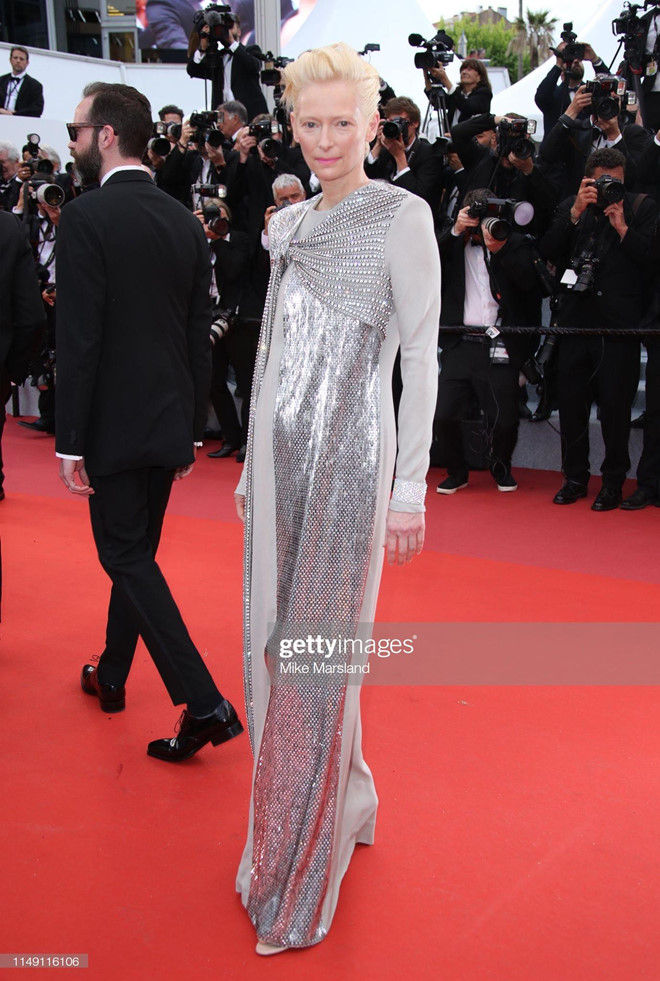 Ngôi sao từng thắng giải Oscar Tilda Swinton mặc bộ đầm ánh bạc, đính sequins bắt mắt. Diễn viên người Anh vừa góp mặt trong Avenges: Endgame - bom tấn điện ảnh đang 