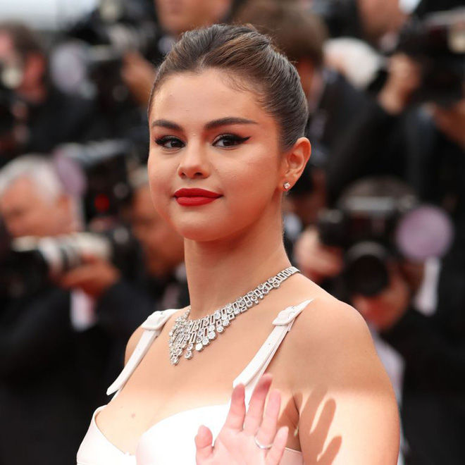   Không làm khán giả thất vọng, Selena Gomez có màn chào sân tại LHP Cannes năm nay khá ấn tượng. Bộ cánh của Louis Vuitton lấy sắc trắng làm chủ đạo mang đến nét nữ tính, quyến rũ cho nữ ca sĩ 9X. Selena Gomez dùng màu son đỏ để tô điểm cho gương mặt, cuốn hút mọi ánh nhìn.   