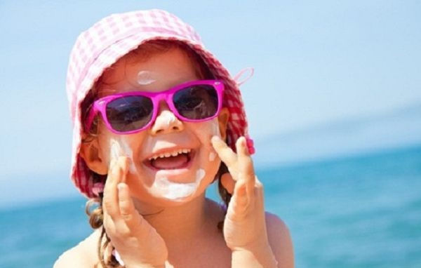 Kính râm là vật dụng không thể thiếu cho trẻ khi đi ra ngoài trời nắng