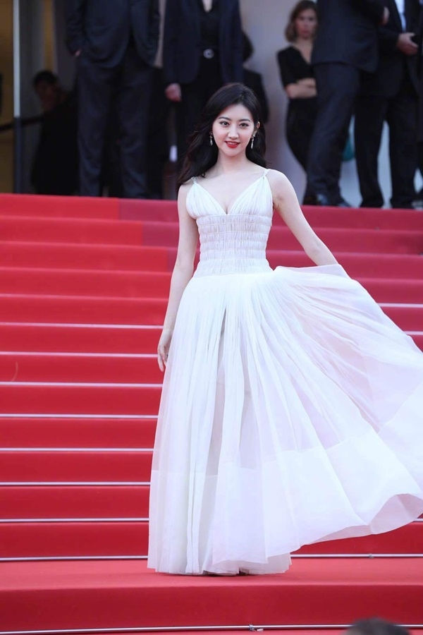 Nữ diễn viên Cảnh Điềm rạng rỡ với đầm hai dây trắng tinh khôi. Cô là ngôi sao Hoa ngữ nổi tiếng xinh đẹp và được mệnh danh là 