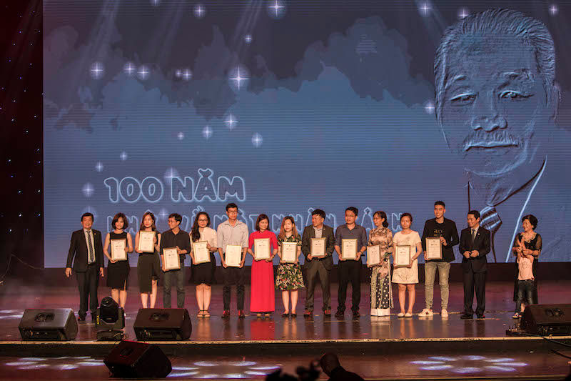 Quỹ Hỗ trợ Giáo dục Lê Mộng Đào đã trao tặng trực tiếp 100 suất học bổng cho con em của cán bộ nhân viên Tập đoàn Xây dựng Hòa Bình đạt thành tích học tập xuất sắc trong năm học 2018-2019.