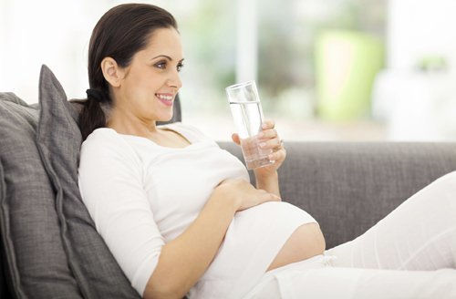   Uống đủ nước khi mang thai sẽ hạn chế nguy cơ táo bón, ợ nóng.   