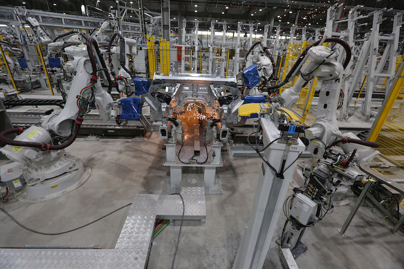 100% công đoạn hàn khung xe máy điện được hàn bởi Robot ABB, không gia công thủ công.