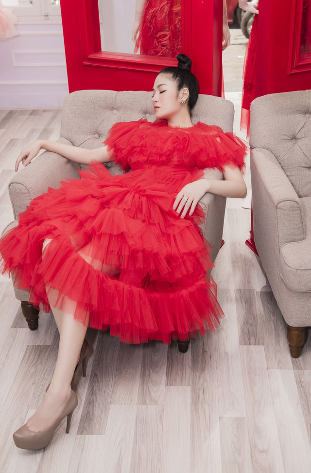 Hoa hậu Tuyết Nga mang 50kg trang phục tham dự LHP Cannes 2019