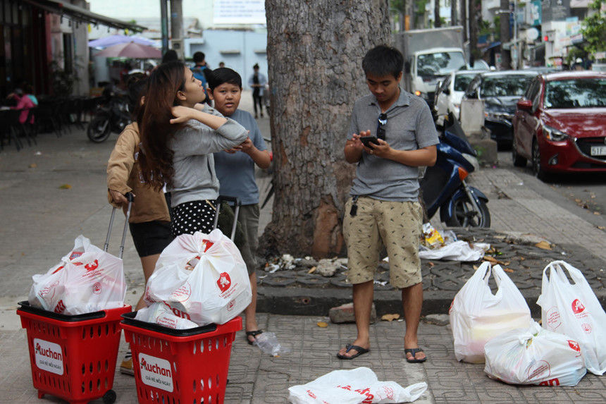 Khách vứt hàng bừa bãi, Auchan tan hoang trước ngày đóng cửa