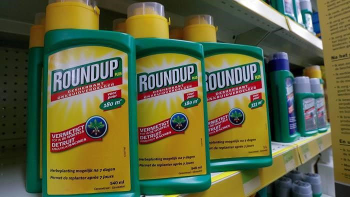  Thuốc diệt cỏ Roundup của Bayer bị cho là có chất gây ung thư cho nhiều người. Ảnh: BAYER