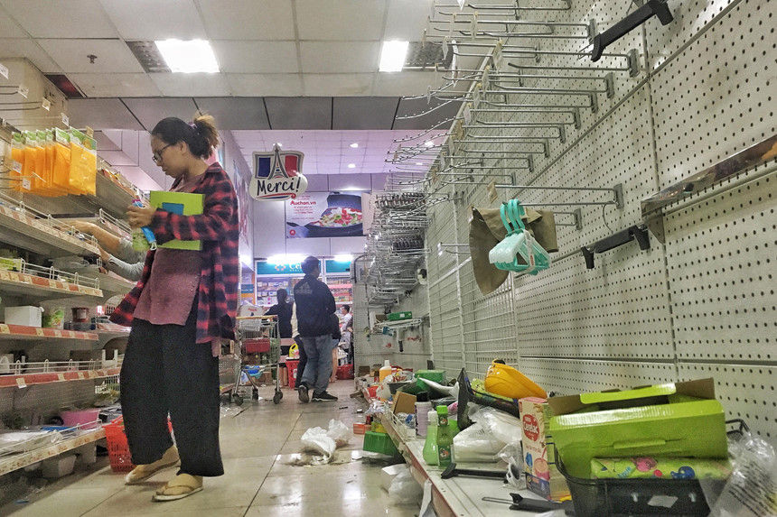 Khách vứt hàng bừa bãi, Auchan tan hoang trước ngày đóng cửa