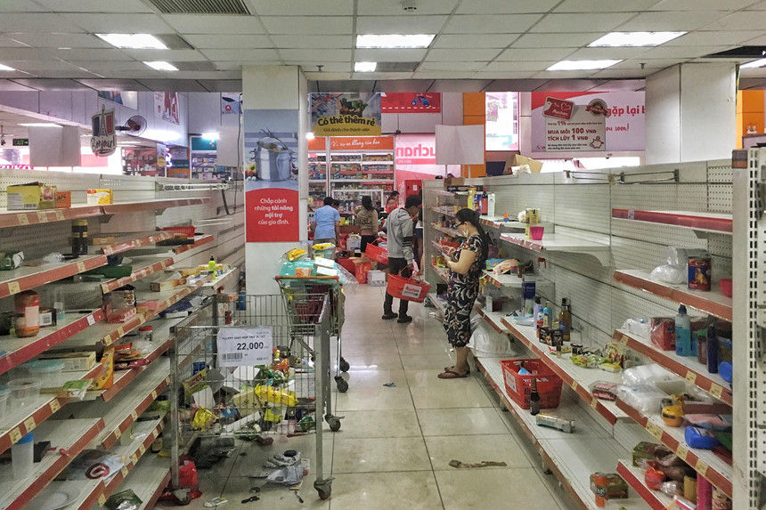 Khách vứt hàng bừa bãi, Auchan tan hoang trước ngày đóng cửa