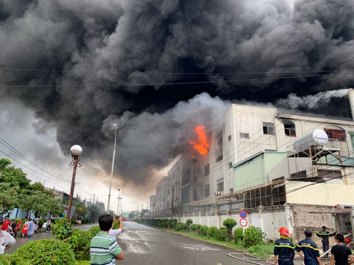 Đang cháy lớn ở Khu công nghiệp Việt Hương 1 Bình Dương