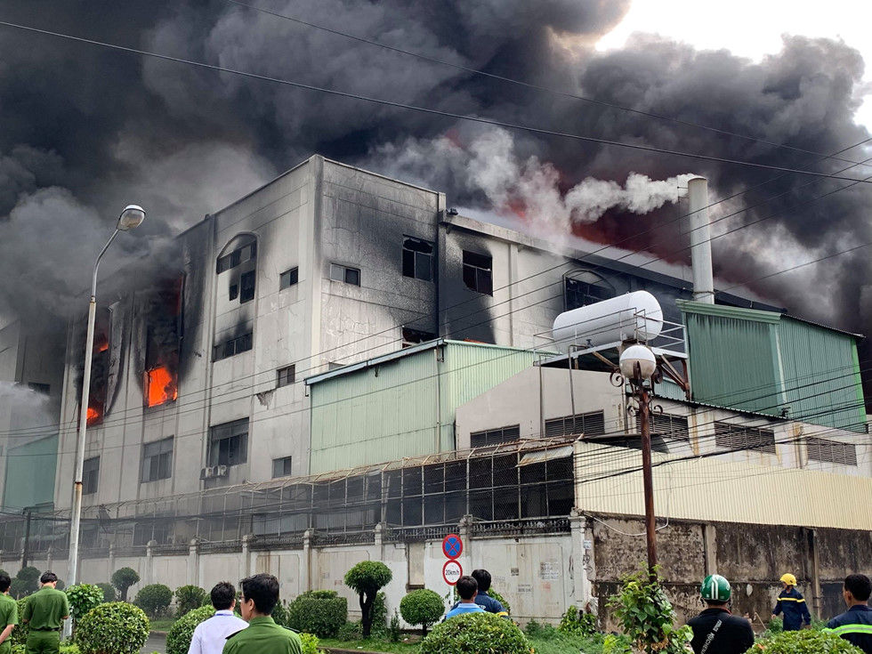 Đang cháy lớn ở Khu công nghiệp Việt Hương 1 Bình Dương
