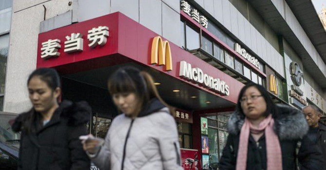  Bên ngoài một cửa hàng McDonald's ở Bắc Kinh. Ảnh: Getty Images.