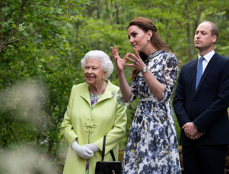 Kate Middleton giới thiệu khu vườn của mình với Nữ hoàng Elizabeth. Khu vườn theo chủ đề “Back to Nature” (Trở về thiên nhiên), nhấn mạnh lợi ích thể chất và tinh thần khi hòa mình với thiên nhiên. Ảnh: WPA Pool.