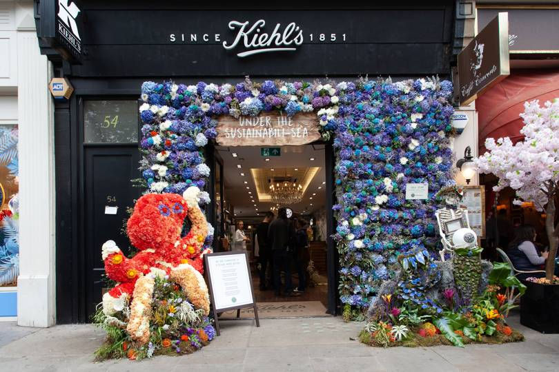 Cửa hàng mỹ phẩm Kiehl’s lan toả thông điệp phát triển bền vững môi trường biển. Ảnh: Sophie Knight. 