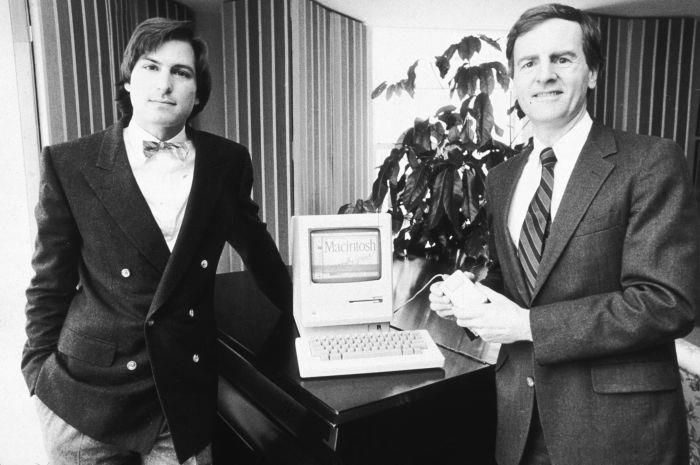 Steve Jobs (L) và John Sculley.
