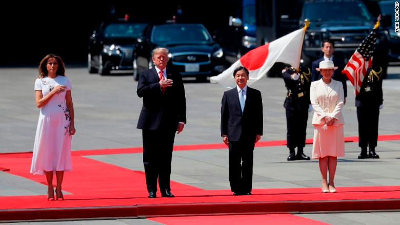   Tổng thống Mỹ Donald Trump là vị khách đầu tiên gặp Nhật hoàng Naruhito. Ảnh: CNN.  