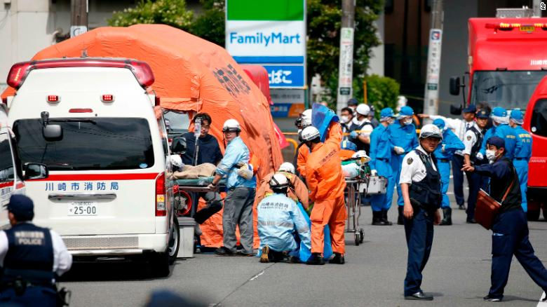 Các lực lượng chức năng đang cứu chữa các nạn nhân trong vụ đâm dao hàng loạt ở Nhật sáng 28/5.