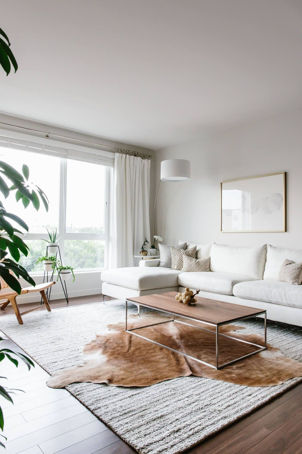 Nội thất nhỏ gọn, tinh tế theo phong cách tối giản phù hợp với không gian phòng khách hẹp.