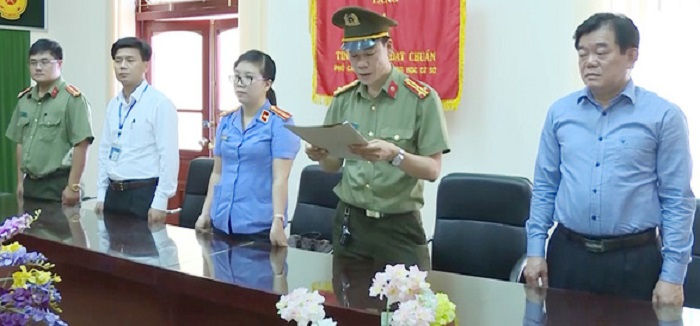   Ông Hoàng Tiến Đức (bìa phải) - giám đốc Sở GD&ĐT tỉnh Sơn La.