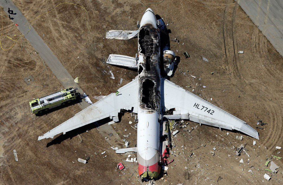 Một chiếc Boeing 777 của Asiana Airlines sau khi nó hạ cánh xuống sân bay quốc tế San Francisco ở California năm 2013. Ảnh: AFP.