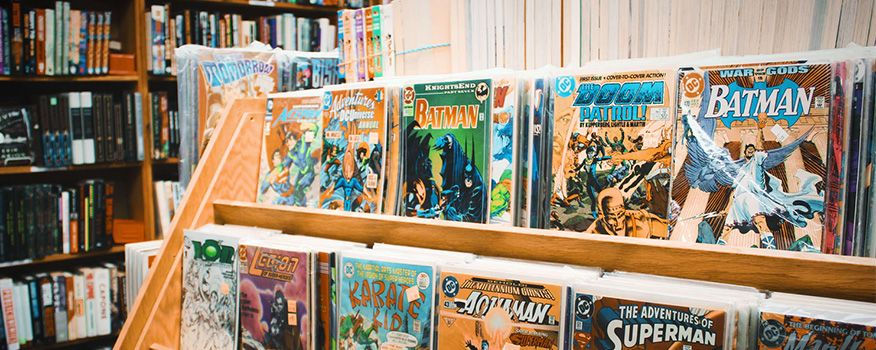 Sách và truyện tranh là món quà thích hợp cho các bé từ 3 đến 10 tuổi. Tùy thuộc vào tuổi của bé bố mẹ  có thể chọn sách, truyện có nội dung khác nhau. Những quyển truyện tranh màu sắc bắt mắt hấp dẫn dễ dàng tạo nên sự hứng thú vui vẻ cho bé.