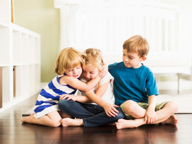 8 bí quyết giúp trẻ biết quan tâm tới anh chị em của mình