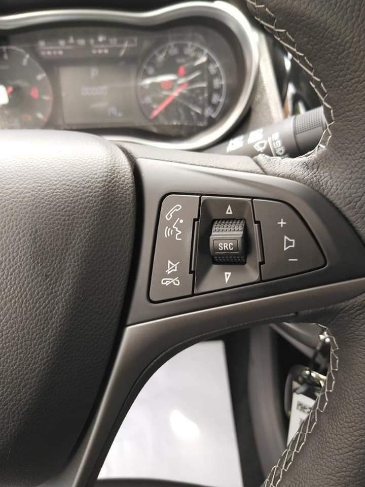 Ga tự động cruise control là tùy chọn lắp đặt thêm, phía bên phải là các phím điều chỉnh âm lượng, đàm thoại rảnh tay 