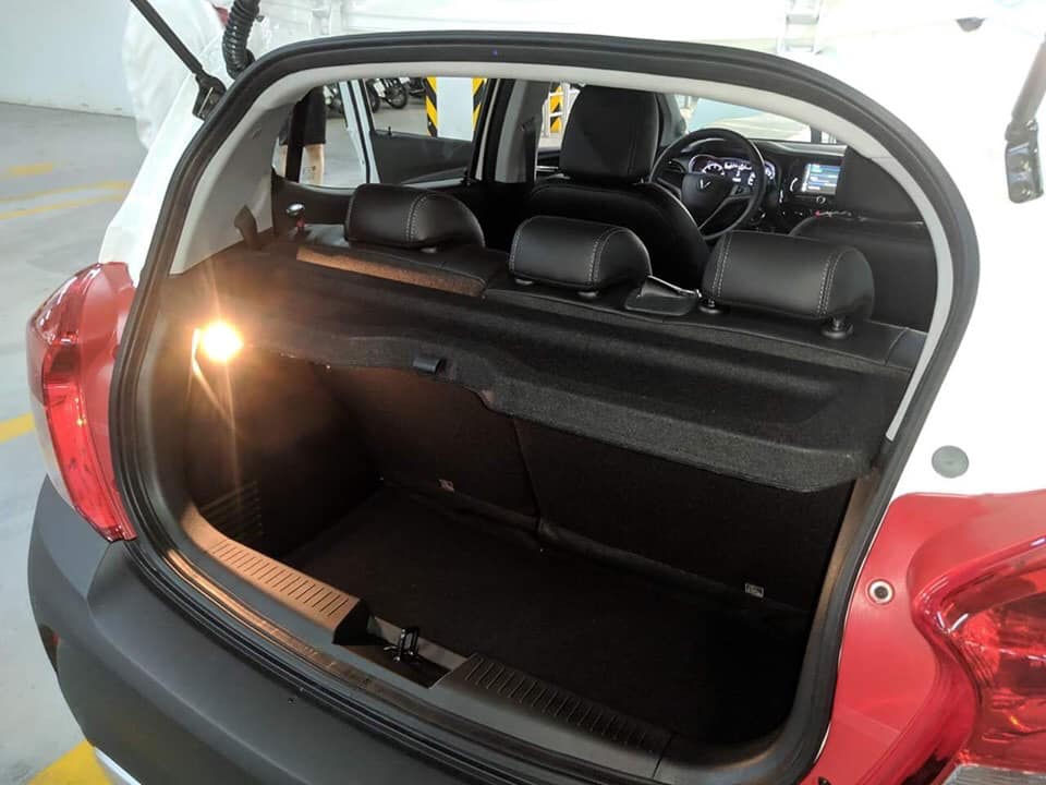  Cốp xe có vách ngăn, đèn nội thất và đáng chú ý hàng ghế thứ 2 có cả tựa đầu cho ghế ở giữa
