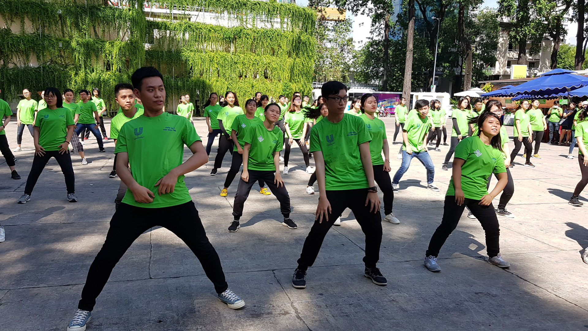 Các tình nguyện viên nhảy flashmod - Ảnh: Cẩm Viên