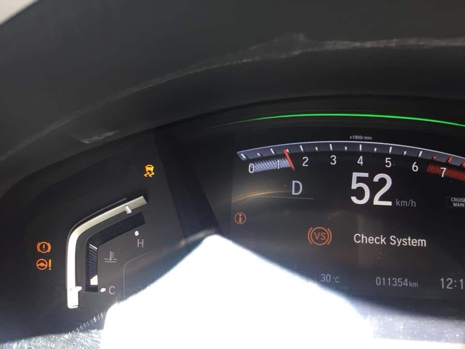  Khá nhiều thông báo lỗi xuất hiện trên màn hình điện tử trong chiếc Honda CR-V của anh Tùng