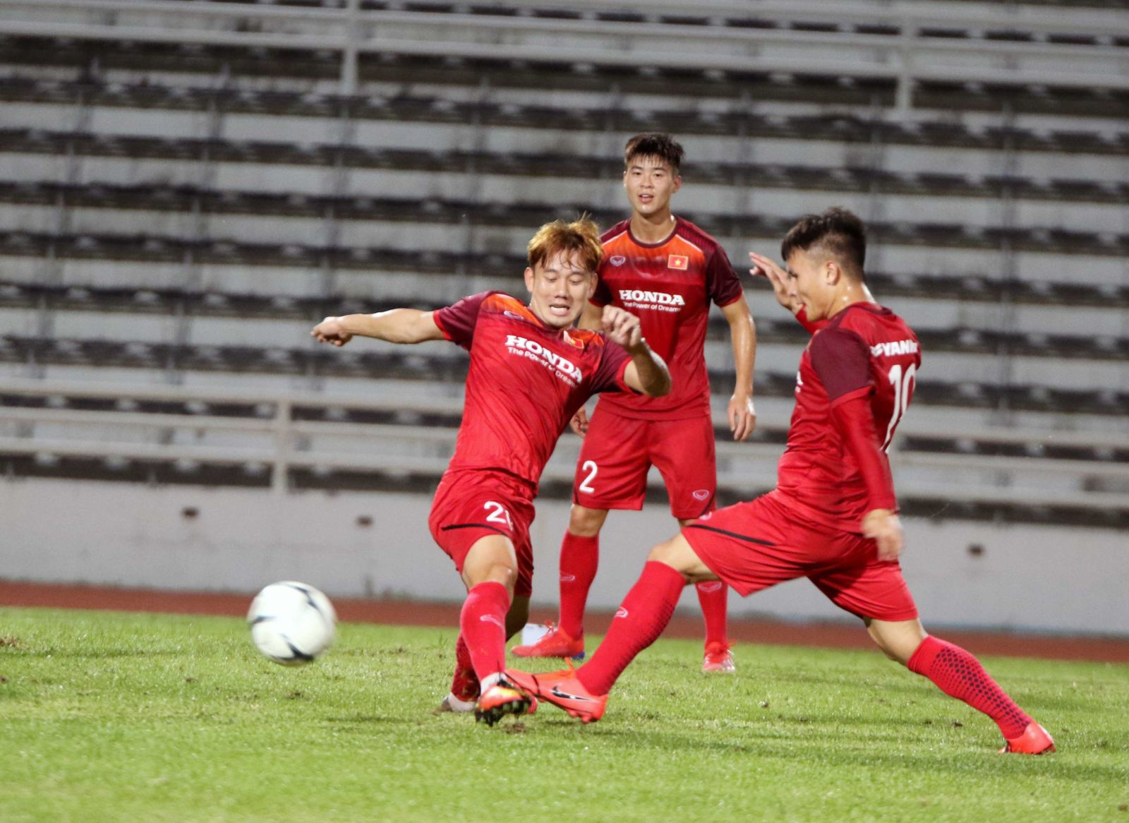 Buổi tập đầu tiên của ĐT Việt Nam tại Buriram chuẩn bị cho King's Cup 2019